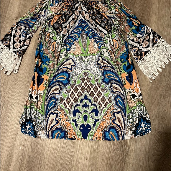 WinWin Dresses & Skirts - WinWin Multicolor Paisley Blouse with Lace Trim